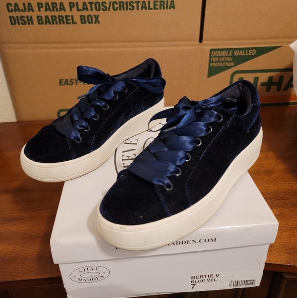 Steve Madden Bertie-v Sneakers - Picture 3 of 5